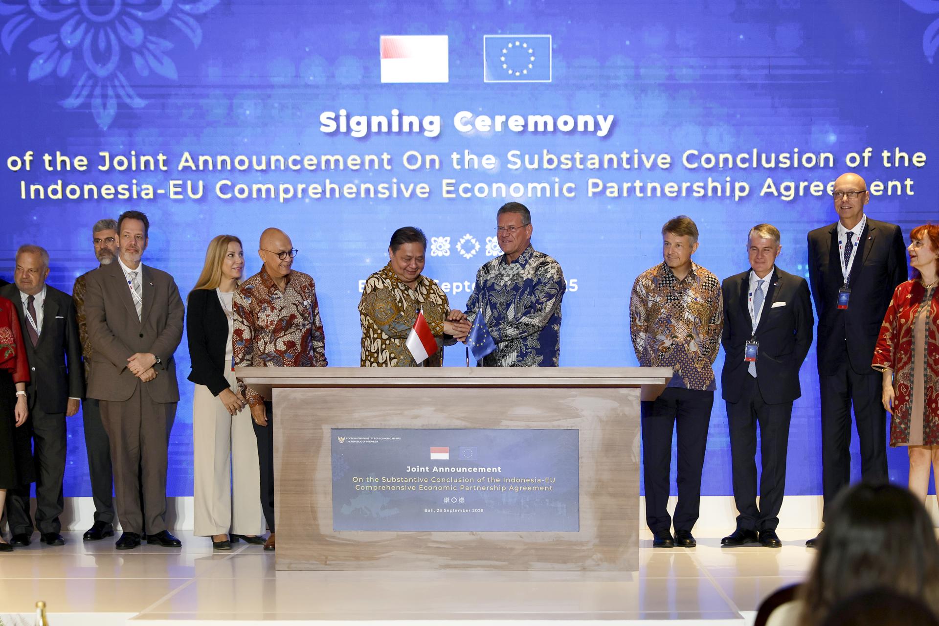 BADUNG (Indonesia), 23/09/2025.- Indonesian Coordinating Minister for Economic Affairs Airlangga Hartarto (C-L) shakes hands with European Commissioner for Trade, Economic Security, Interinstitutional Relations and Transparency Maros Sefcovic (C-R) during a press conference in Nusa Dua, Bali, Indonesia, 23 September 2025. The European Union and Indonesia finalized and signed the Comprehensive Economic Partnership Agreement in Bali. EFE/EPA/MADE NAGI