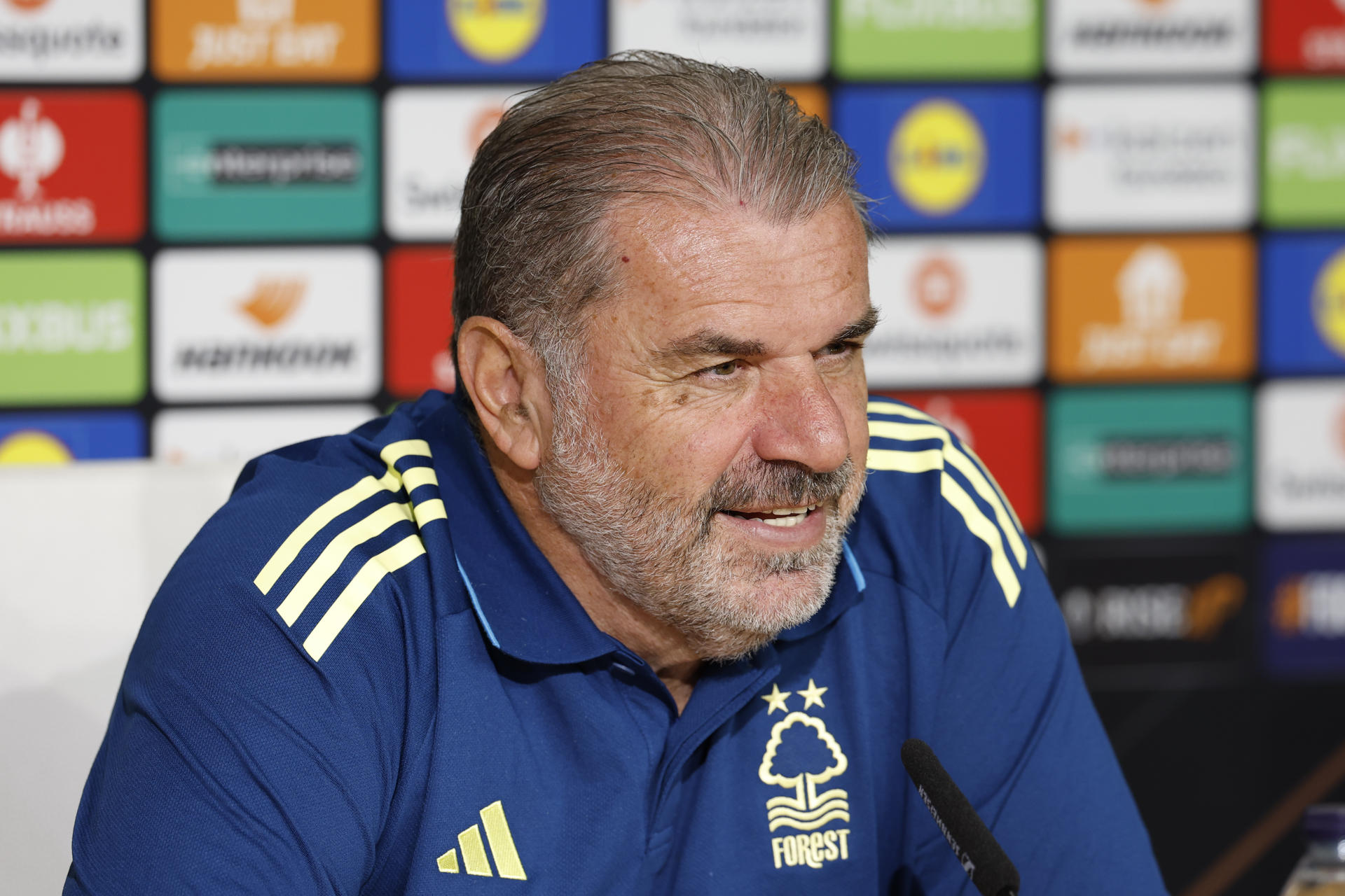 El entrenador del Nottingham Forest FC, el greco-australiano Ange Postecoglou, durante la rueda de prensa en el estadio de La Cartuja de Sevilla, donde mañana se enfrentan al Real Betis en el partido de la primera jornada de la fase de liguilla de la Liga Europa, este martes en Sevilla. EFE/ Julio Muñoz
