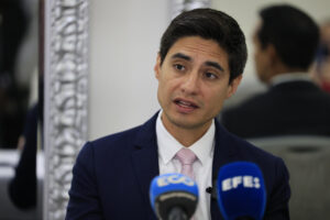El vicepresidente y analista senior de Moody’s, Renzo Merino, habla en una rueda de prensa este martes, en Ciudad de Panamá (Panamá). EFE/ Bienvenido Velasco