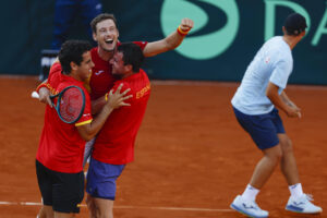 El equipo español celebra la victoria ante Dinamarca, durante el partido de la Copa Davis disputado este domingo en el club de tenis Puente Romano en Marbella.- EFE/ Jorge Zapata