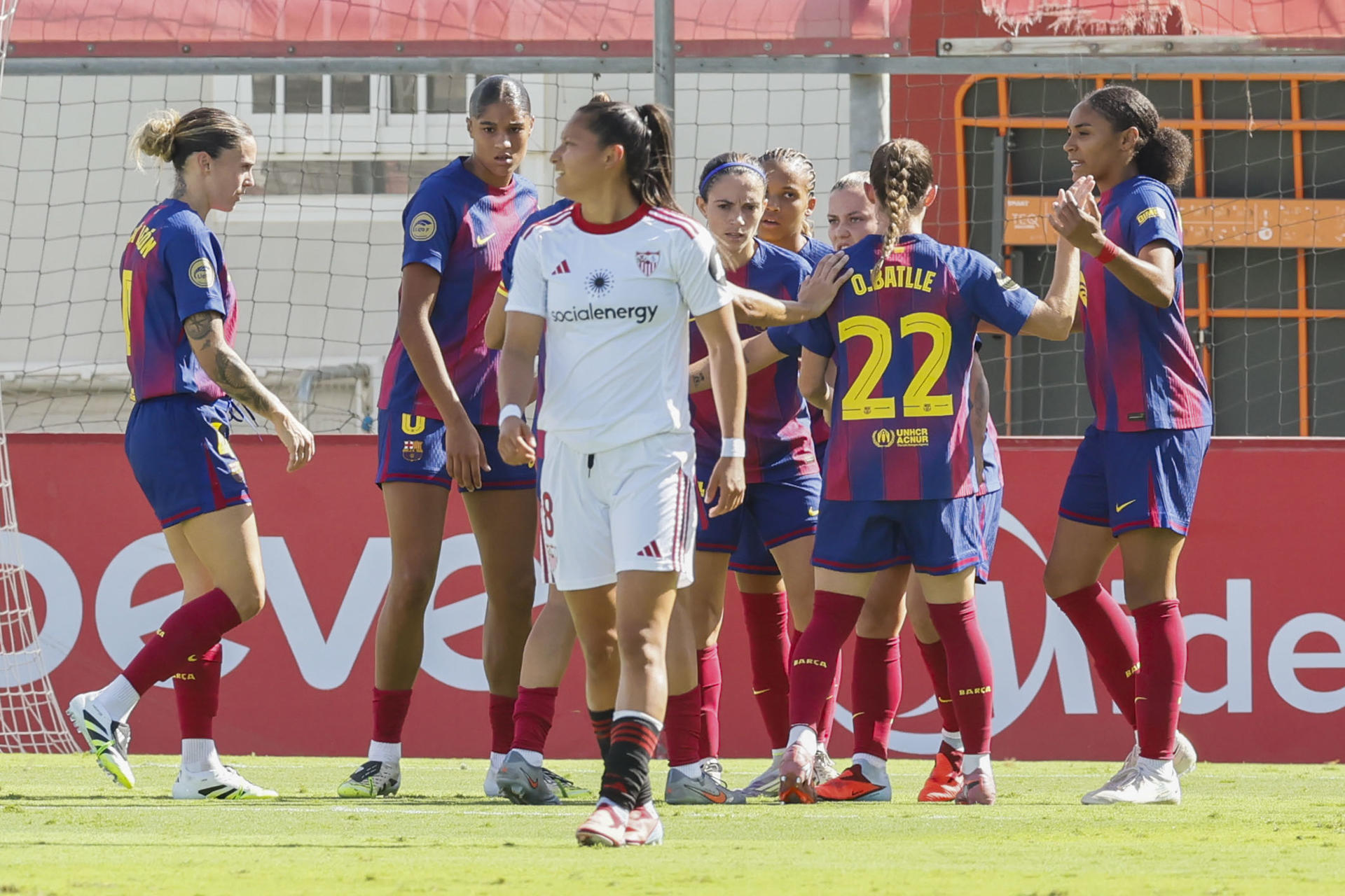 - La delantera del Barcelona Claudia Pina (3d) celebra con sus compañeras tras anotar un gol durante el partido de la jornada 4 de la Liga F, entre el Barcelona y el Sevilla, que se celebra este domingo en la Ciudad Deportiva Jose Ramón Cisneros Palacios Sevilla Futbol Club en la capital andaluza. EFE/ Jose Manuel Vidal