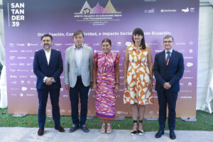SANTANDER, 01/09/2025.- La presidenta de Cantabria, María José Sáenz de Buruaga con el CEO de Banco Santander en España, Ignacio Juliá, y la secretaria de estado de digitalización, María González, durante el acto de Ametic. EFE/Celia Agüero Pereda