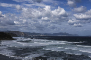 Imagen de nubes sobre el mar en Sopelana (Bizkaia). EFE/Luis Tejido