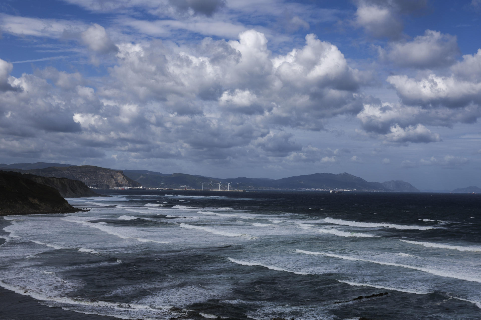 Imagen de nubes sobre el mar en Sopelana (Bizkaia). EFE/Luis Tejido