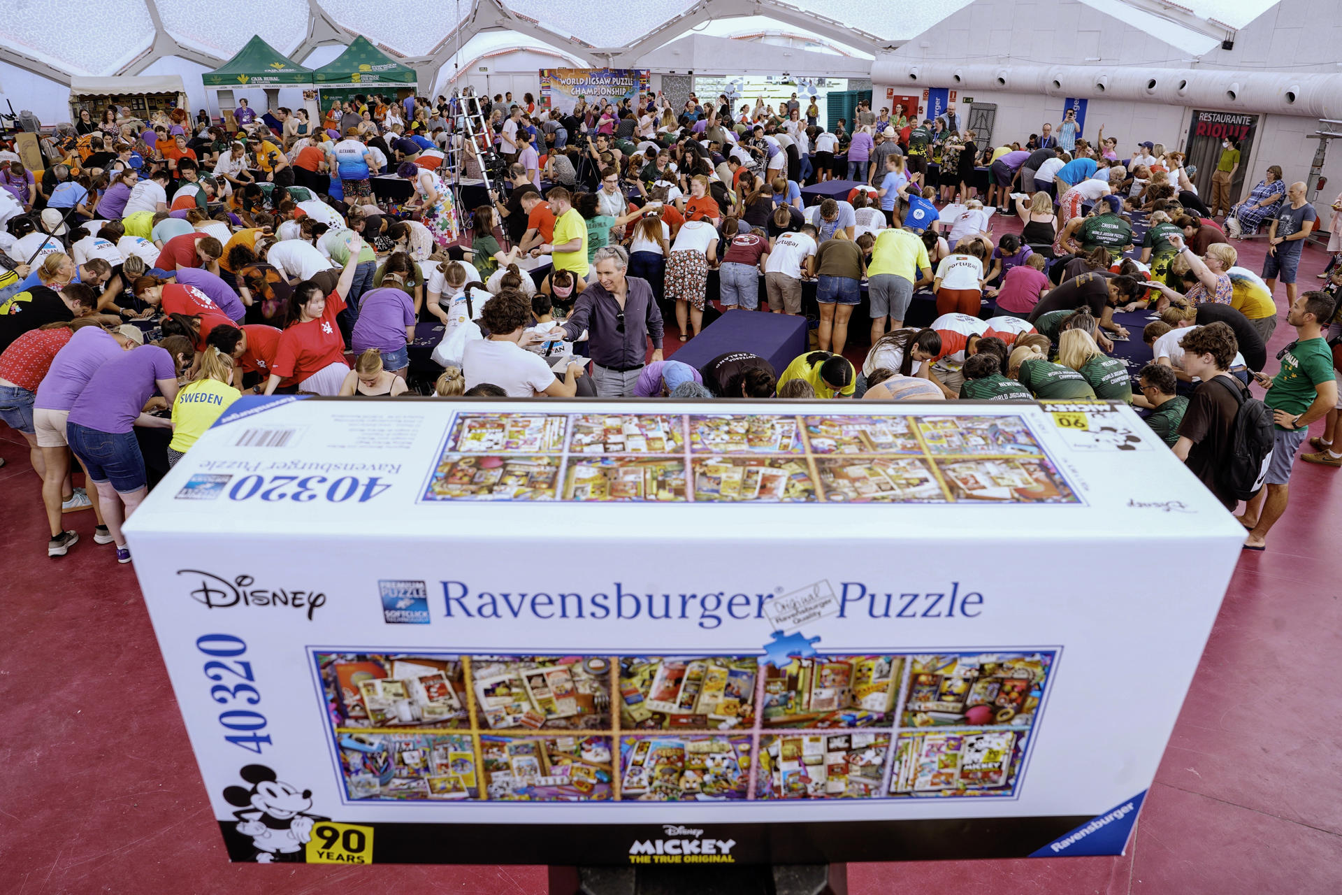 El Campeonato Mundial de Puzzles 2025 que se celebra hasta el domingo en Valladolid ha comenzado este lunes con un récord al completar trescientas de sus participantes uno de los puzles más grandes del mundo, con 40.230 piezas, en 25 minutos y 55 segundos.EFE/Nacho Gallego