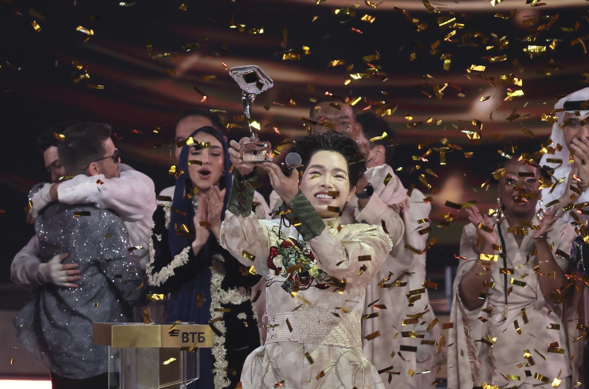 Duc Phuc de Vietnam celebra su victoria en el concurso musical Intervision en Moscú, Rusia, el 20 de septiembre de 2025. EFE/EPA/Yuri Kochetkov