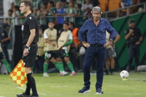 El técnico chileno del Betis, Manuel Pellegrini, durante el encuentro correspondiente a la fase regular de la Liga Europa que disputaron este miércoles el Betis y el Nottingham Forest en el estadio de La Cartuja, en Sevilla. EFE / Julio Muñoz