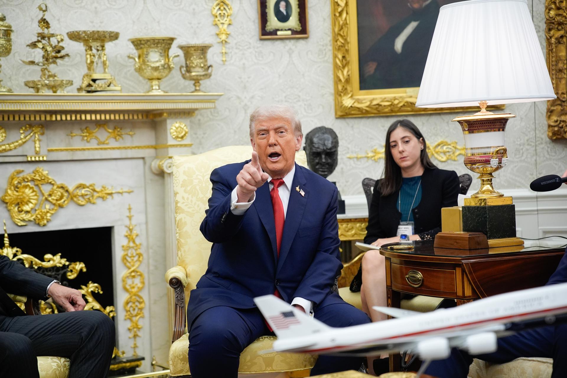 El presidente de EEUU, Donald Trump, habla junto a homólogo de Turquía, Recep Tayyip Erdogan, en la Oficina Oval de la Casa Blanca, en Washington, D.C., EE.UU., el 25 de septiembre de 2025. EFE/YURI GRIPAS / POOL
