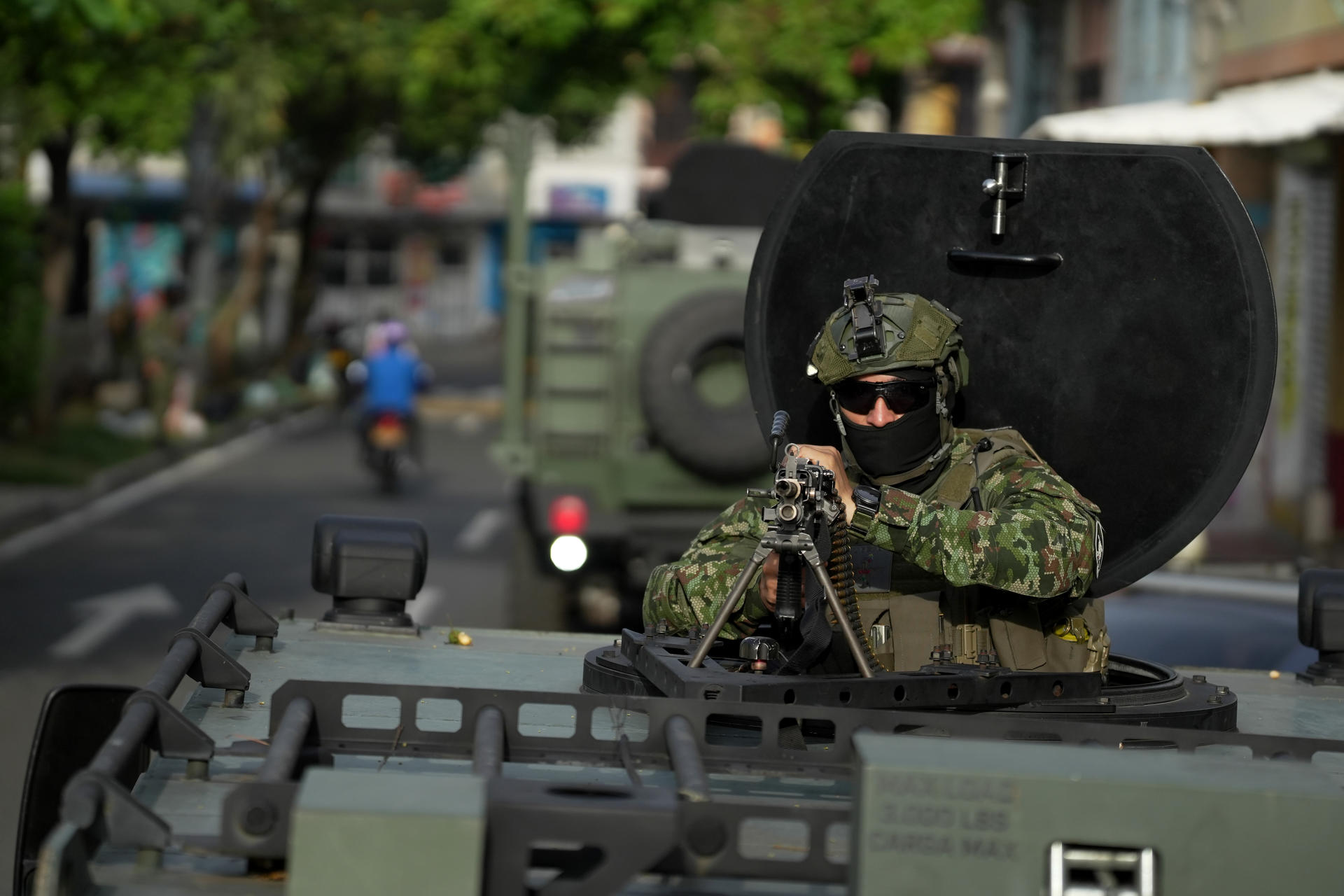 Un integrante del Ejército participa en las labores de patrullaje en el barrio Siloé este jueves, en Cali (Colombia). EFE/ Ernesto Guzman Jr
