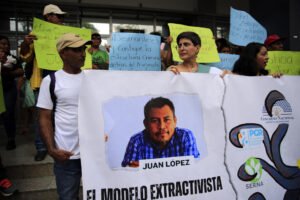 Foto de archivo de integrantes del Comité Municipal en Defensa de los Bienes Comunes y Públicos de Tocoa protestan para exigir el asesinato del ambientalista Juan López, en Tegucigalpa (Honduras). EFE/ Gustavo Amador