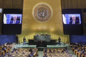 Naciones Unidas, 25 sep (EFE).- El presidente de la Autoridad Nacional Palestina (ANP), Mahmud Abás, intervino este jueves por videoconferencia en la Asamblea General de la ONU para reivindicar el papel de aquella como administradora de Gaza una vez concluya la ofensiva de Israel, excluyendo a Hamás del gobierno que hasta ahora mantiene en el enclave. EFE/EPA/SARAH YENESEL