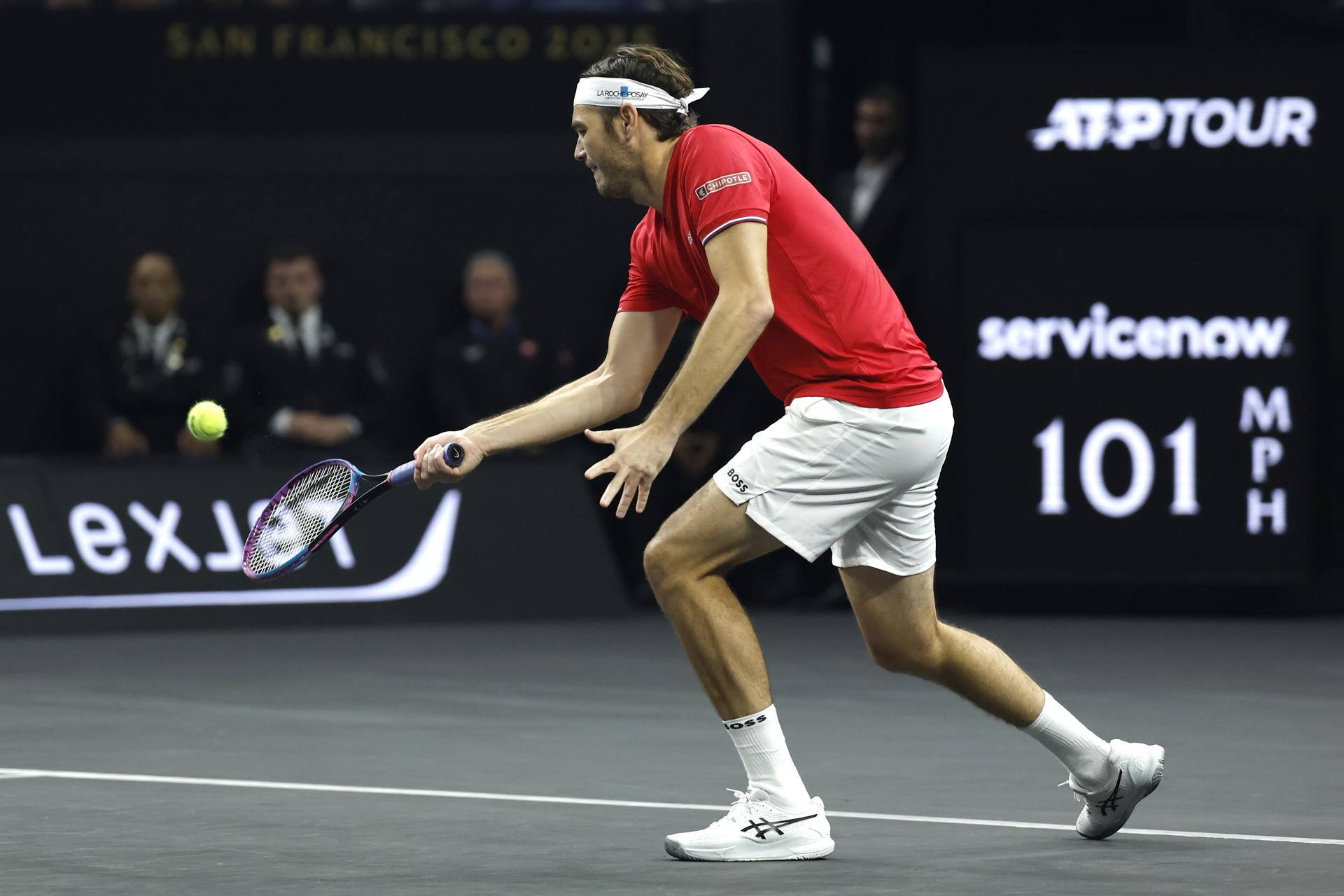 El estadounidense Taylor Fritz, del Equipo del Mundo, en acción contra el español Carlos Alcaraz, del Equipo de Europa, durante el día 2 de la Copa Laver en San Francisco, California (Estados Unidos). EFE/JOHN G. MABANGLO