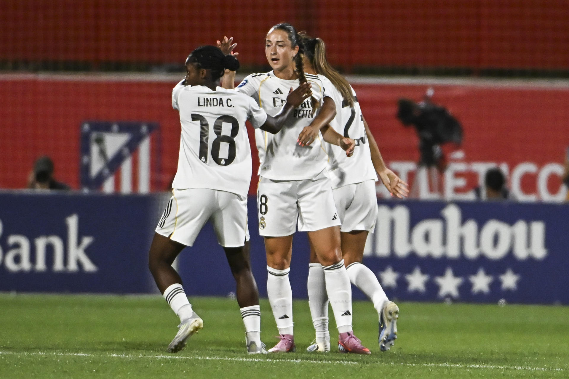 Las jugadoras del Real Madrid celebran el primer gol del equipo madridista durante el encuentro correspondiente a la jornada 2 de la Liga F que disputan hoy viernes Atlético de Madrid y Real Madrid en el Centro Deportivo Wanda Alcalá de Henares, en Madrid. EFE / Fernando villar.
