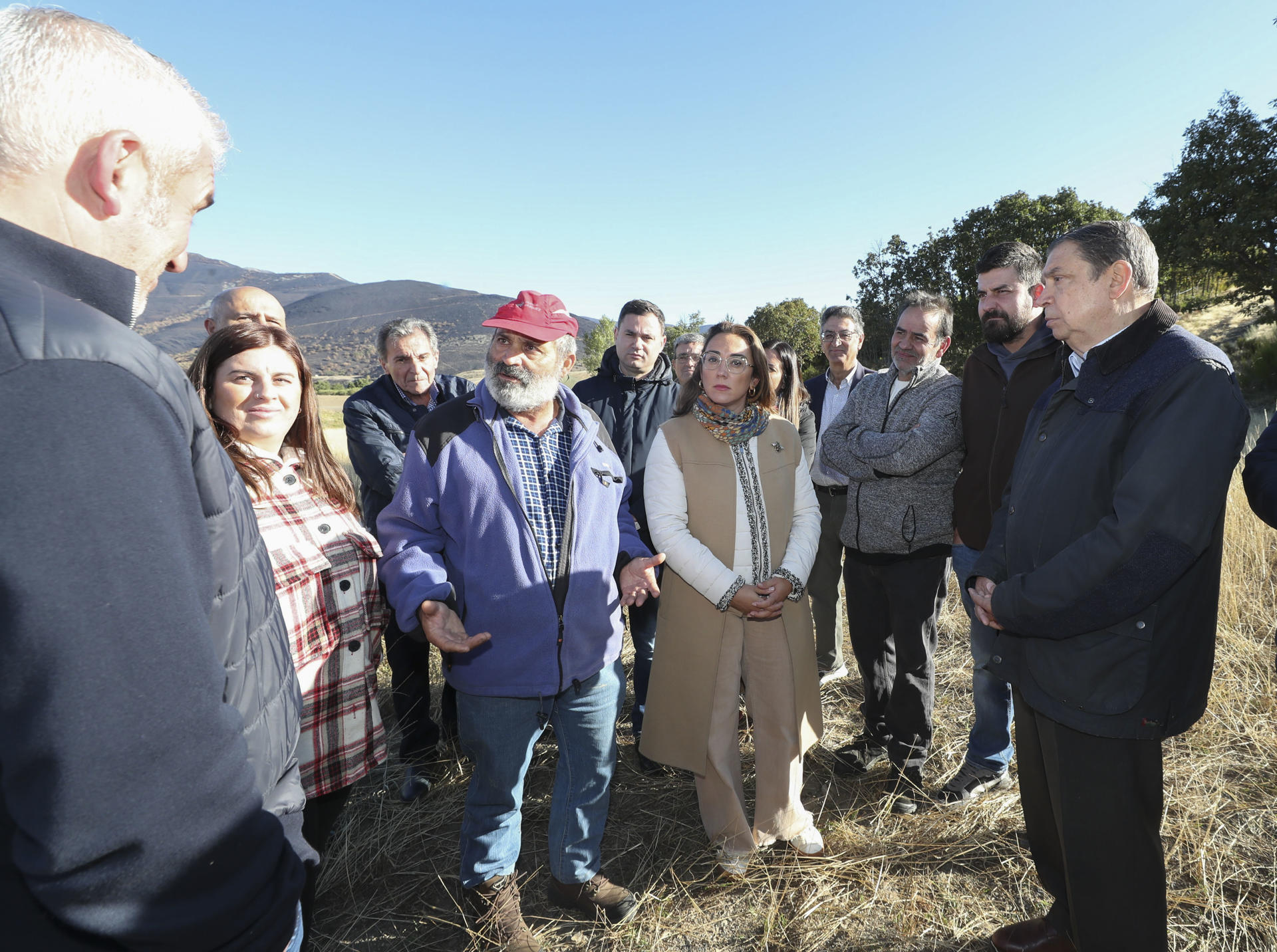 El ministro de Agricultura, Pesca y Alimentación, Luis Planas, acompañado de laconsejera de Agricultura, Ganadería y Desarrollo Rural, María González Corral, realiza este jueves una visita a una explotación de vacuno afectada por los grandes incendios de este verano en León.-EFE/ Ana F. Barredo