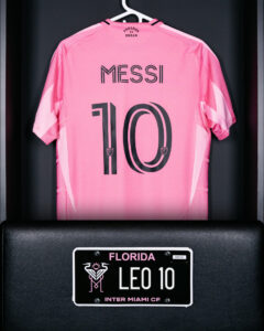 Fotografía sin fecha específica cedida por el Inter Miami, que muestra una camiseta de Leo Messi con el número 10 junto a una matrícula oficial del equipo, en Miami (Estados Unidos). EFE/ Inter Miami /SOLO USO EDITORIAL/ NO VENTAS/ SOLO DISPONIBLE PARA ILUSTRAR LA NOTICIA QUE ACOMPAÑA (CRÉDITO OBLIGATORIO)
