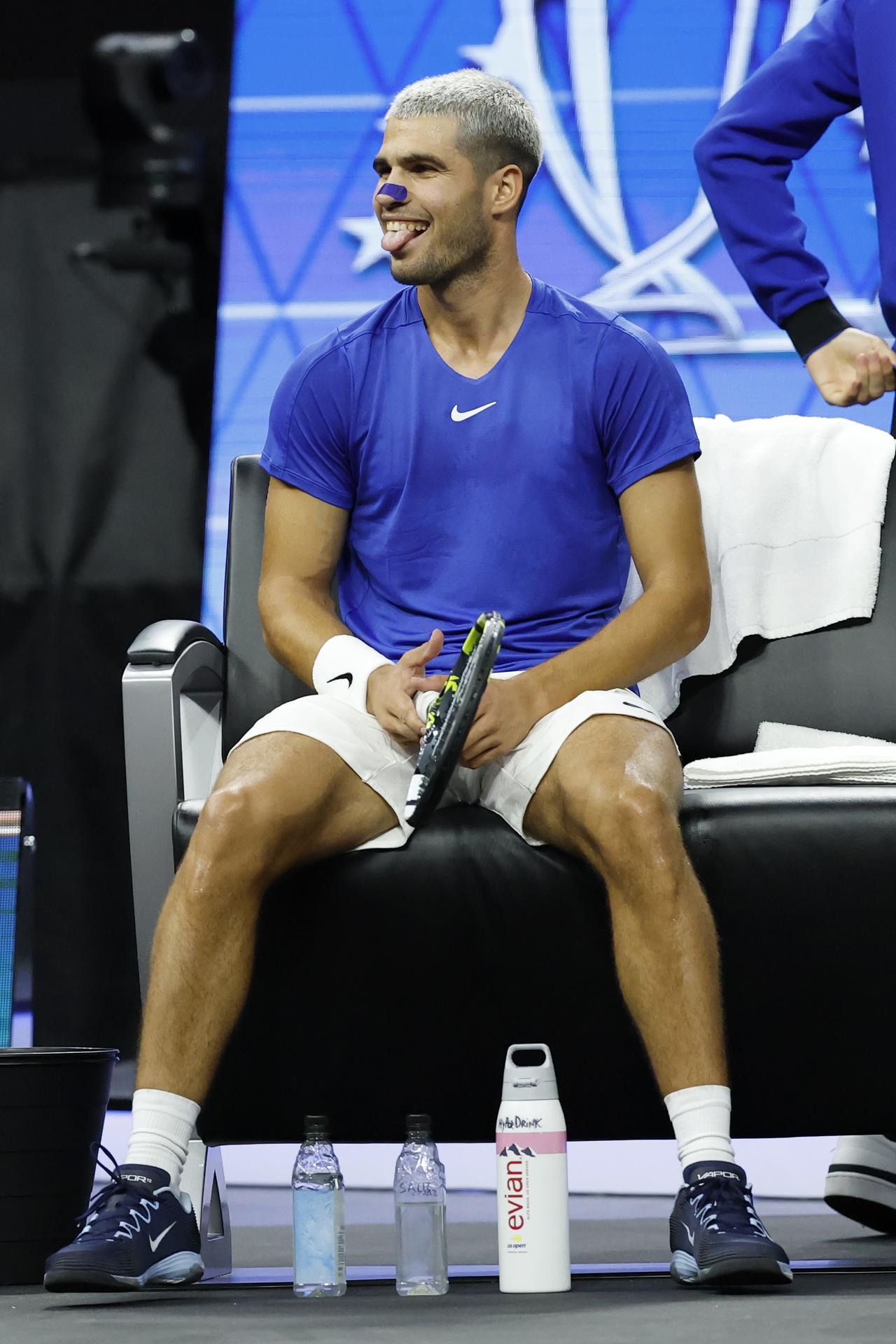 El español Carlos Alcaraz, del Equipo Europa, reacciona en su silla después de ganar el primer set contra Francisco Cerundolo de Argentina, del Equipo Mundo, durante el partido 11 de individuales de la Laver Cup de tenis en San Francisco, California (EE.UU.), EFE/JOHN G. MABANGLO