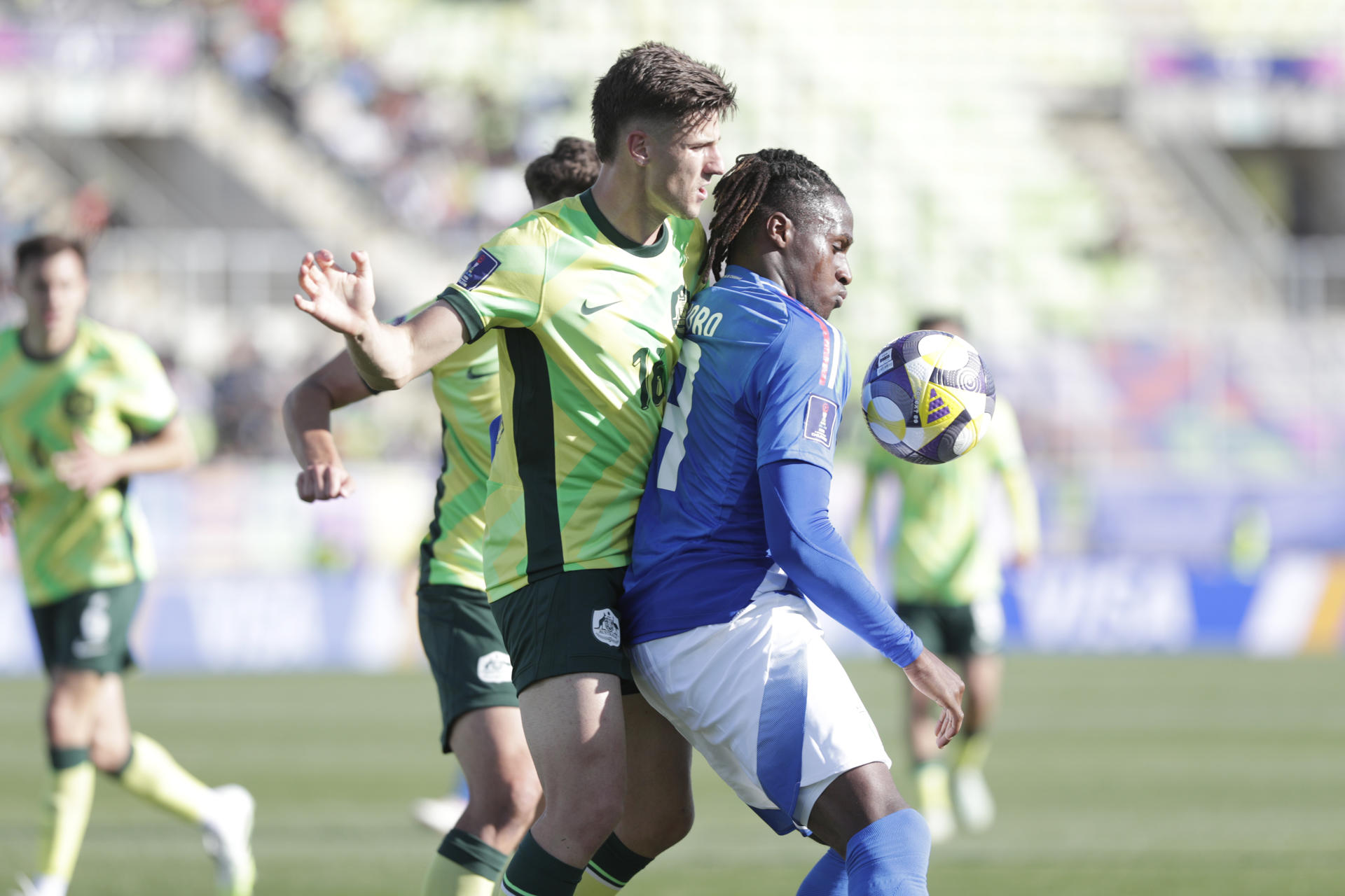 Ismael Konate (d), de Italia, disputa el balón con Joshua Inserra, de Australia, en el partido del Mundial Sub-20 en el Estadio Elías Figueroa en Valparaíso (Chile). EFE/Adriana Thomasa
