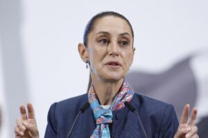 La presidenta de México, Claudia Sheinbaum, habla durante una rueda de prensa este jueves, en el Palacio Nacional de la Ciudad de México (México). EFE/ Sáshenka Gutiérrez