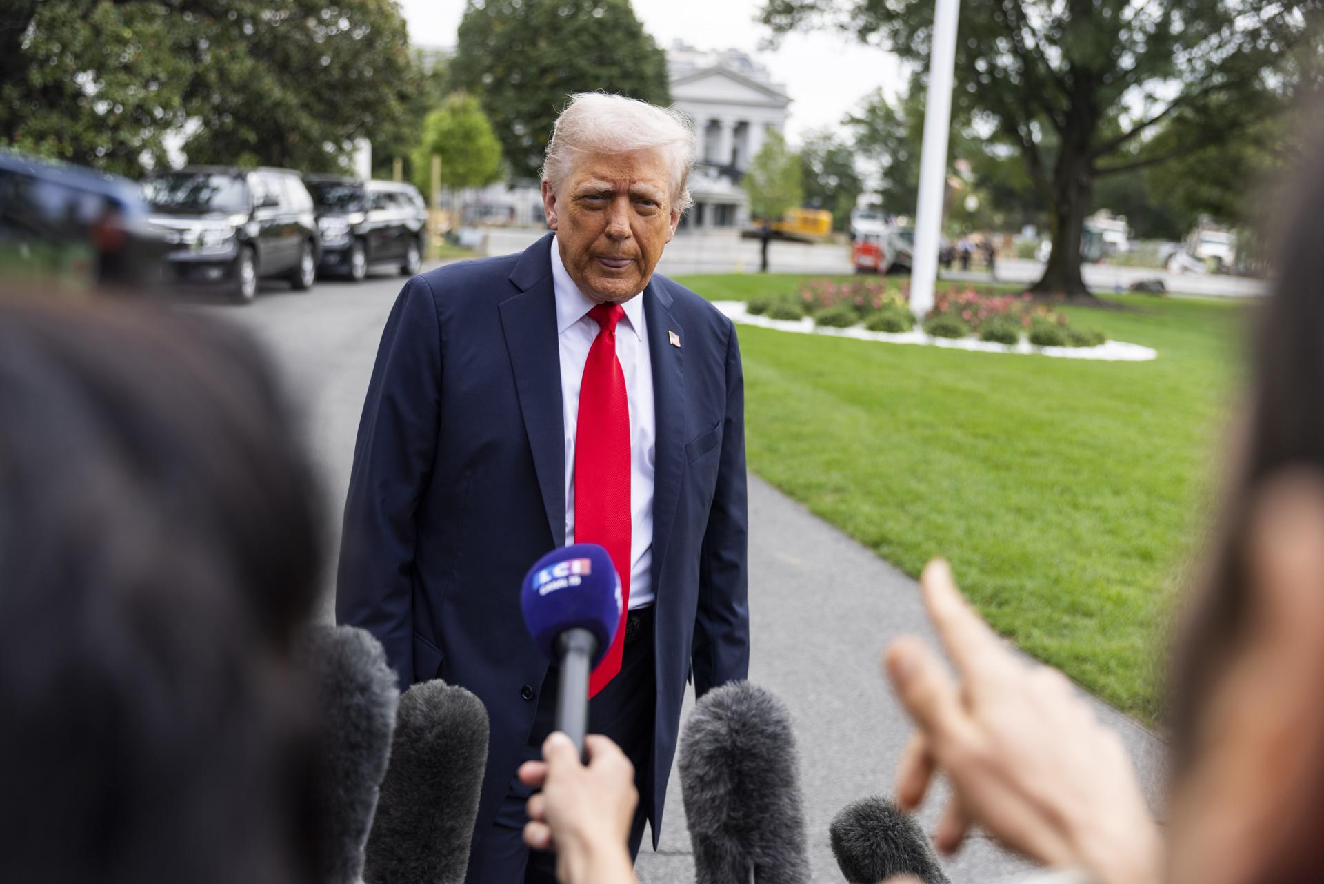 El presidente de Estados Unidos, Donald Trump, al atender a la prensa, antes de partir a su visita oficial al Reino Unido, en los jardines de la Casa Blanca, en Washington DC (EE.UU.). EFE/Jim Lo Scalzo