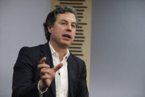 Fotografía del 27 de agosto de 2025 del precandidato a la Presidencia de Colombia Juan Manuel Galán hablando durante una entrevista, en Bogotá (Colombia). EFE/Carlos Ortega