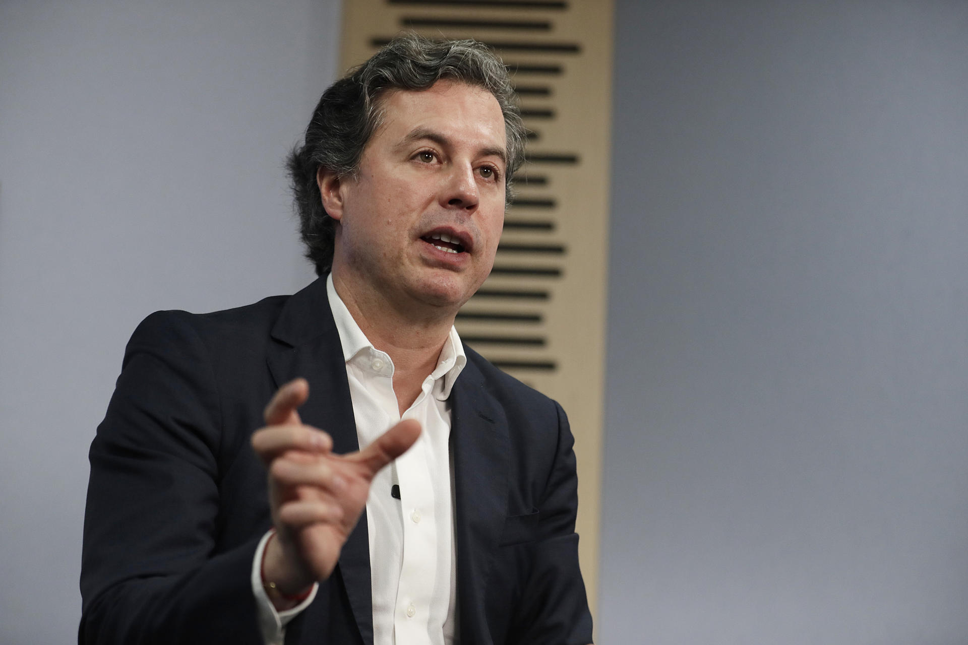 Fotografía del 27 de agosto de 2025 del precandidato a la Presidencia de Colombia Juan Manuel Galán hablando durante una entrevista, en Bogotá (Colombia). EFE/Carlos Ortega