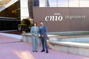 La ministra de Ciencia, Innovación y Universidades, Diana Morant, se ha reunido hoy con el nuevo director científico del Centro Nacional de Investigaciones Oncológicas (CNIO), Raúl Rabadán. Imagen cedida por el Ministerio de Ciencia/EFE