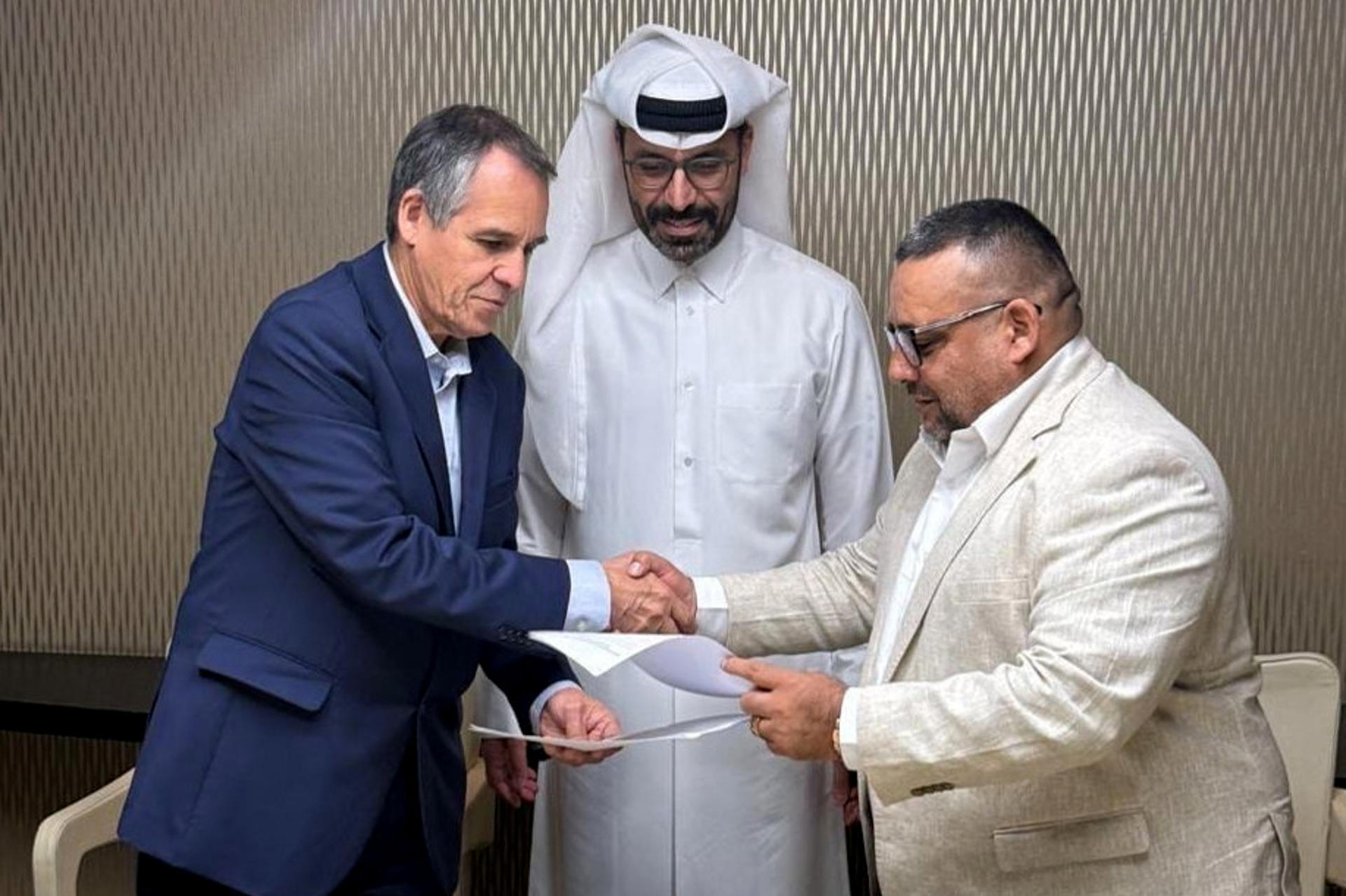 AME663. DOHA (CATAR), 18/09/2025.- Fotografía cedida este 18 de septiembre de 2025 que muestra al jefe del Espacio Socio Jurídico del Gobierno colombiano, Álvaro Jiménez (i), estrechando la mano del vocero del Clan del Golfo, Luis Armando Pérez Castañeda (d), y al ministro de estado del Ministerio de Relaciones Exteriores de Catar, Mohammed bin Abdulaziz bin Saleh Al-Khulaifi, en Doha (Catar). EFE