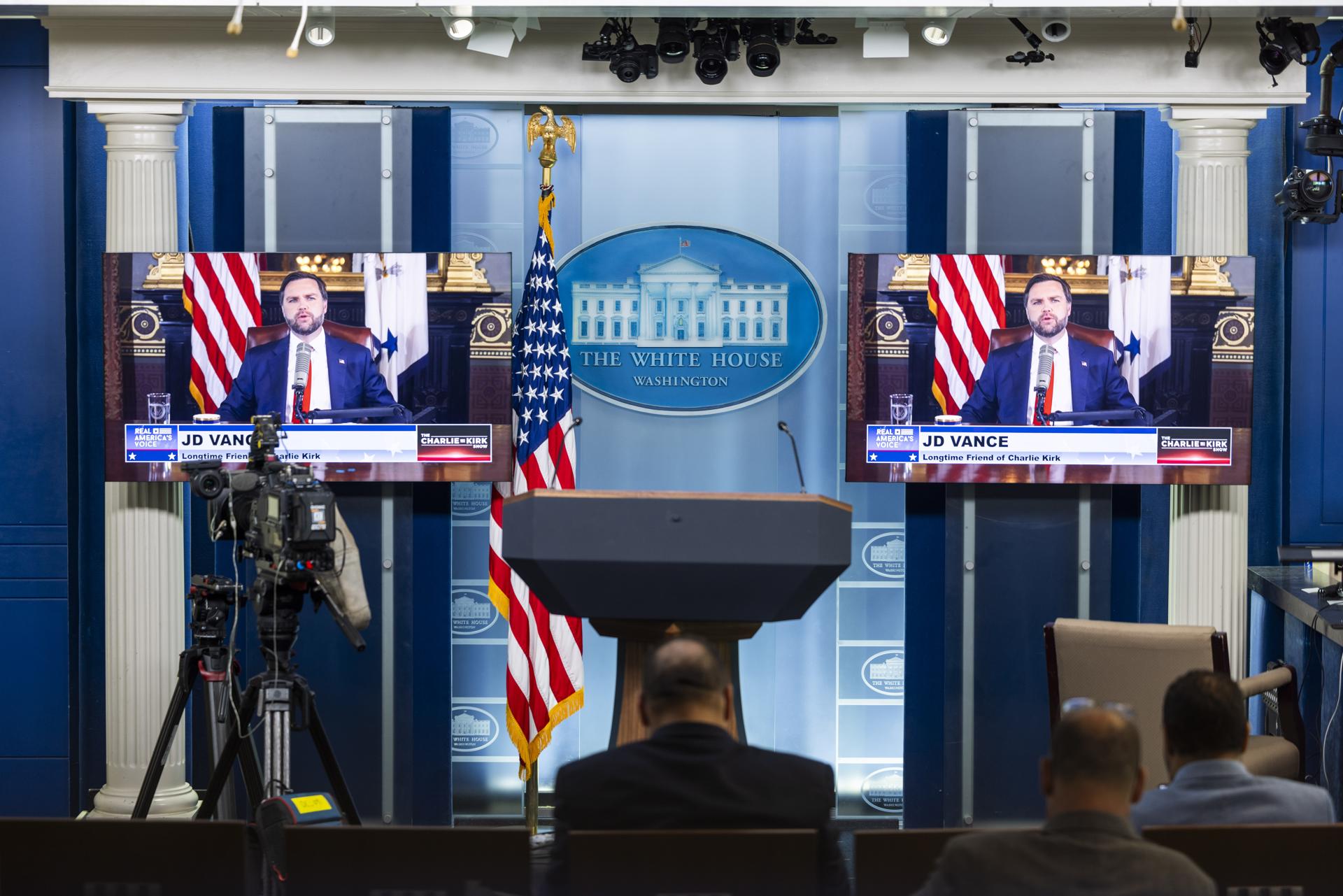 El vicepresidente de Estados Unidos, JD Vance, aparece en los monitores de televisión de la sala de prensa de la Casa Blanca mientras presenta "The Charlie Kirk Show" en honor al activista conservador asesinado Charlie Kirk en Washington. EFE/EPA/JIM LO SCALZO
