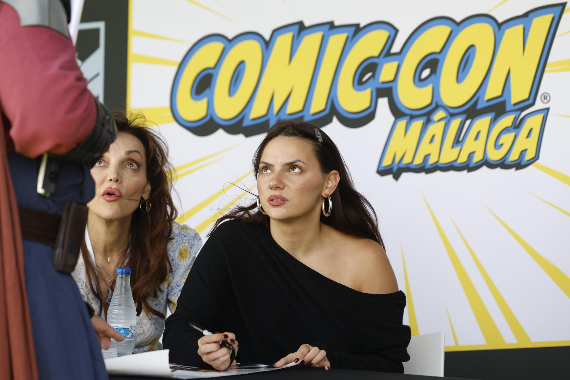 - La actriz hispanobritánica Dafne Keen firma autógrafos durante la jornada de inauguración este jueves en la primera San Diego Comic-Con en Málaga, con cuatro jornadas por delante para los amantes del cómic y todos los géneros emparentados con la fantasía y el mundo de los superhéroes, desde las grandes producciones cinematográficas hasta concursos de disfraces. EFE/ Jorge Zapata
