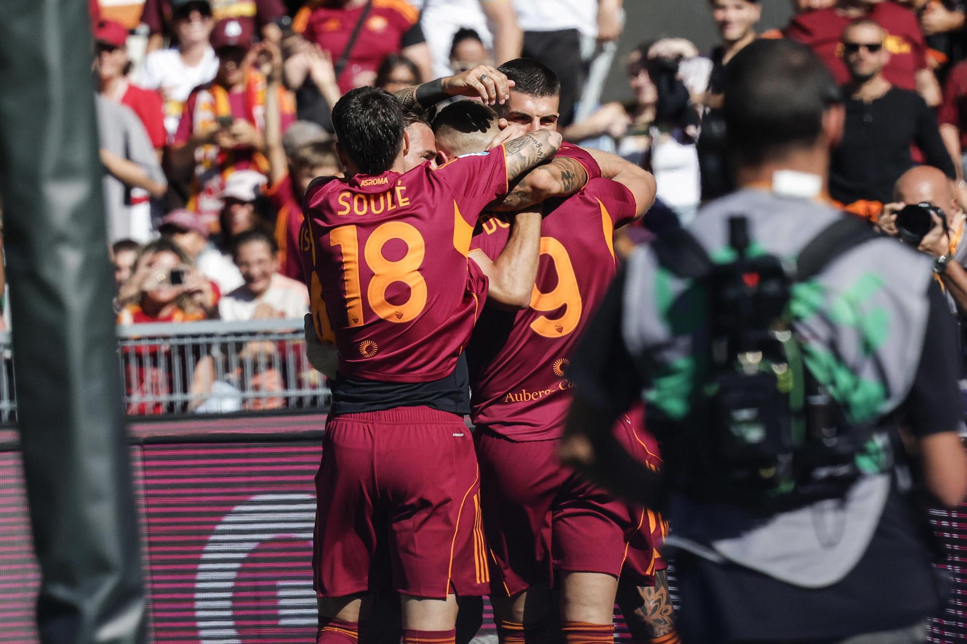 Los jugadores del Roma celebran un gol durante el partido de la Serie Aque han jugado AS Roma y Hellas Verona FC en el Olímpico de Roma, Italia.) EFE/EPA/GIUSEPPE LAMI
