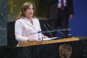 La presidenta de Perú, Dina Boluarte, al intervenir este lunes, 22 de septiembre, durante la reunión de alto nivel con motivo del 30º Aniversario de la Cuarta Conferencia Mundial sobre la Mujer, en la sede de las Naciones Unidas, en Nueva York (NY, EE.UU.) EFE/Sarah Yenesel