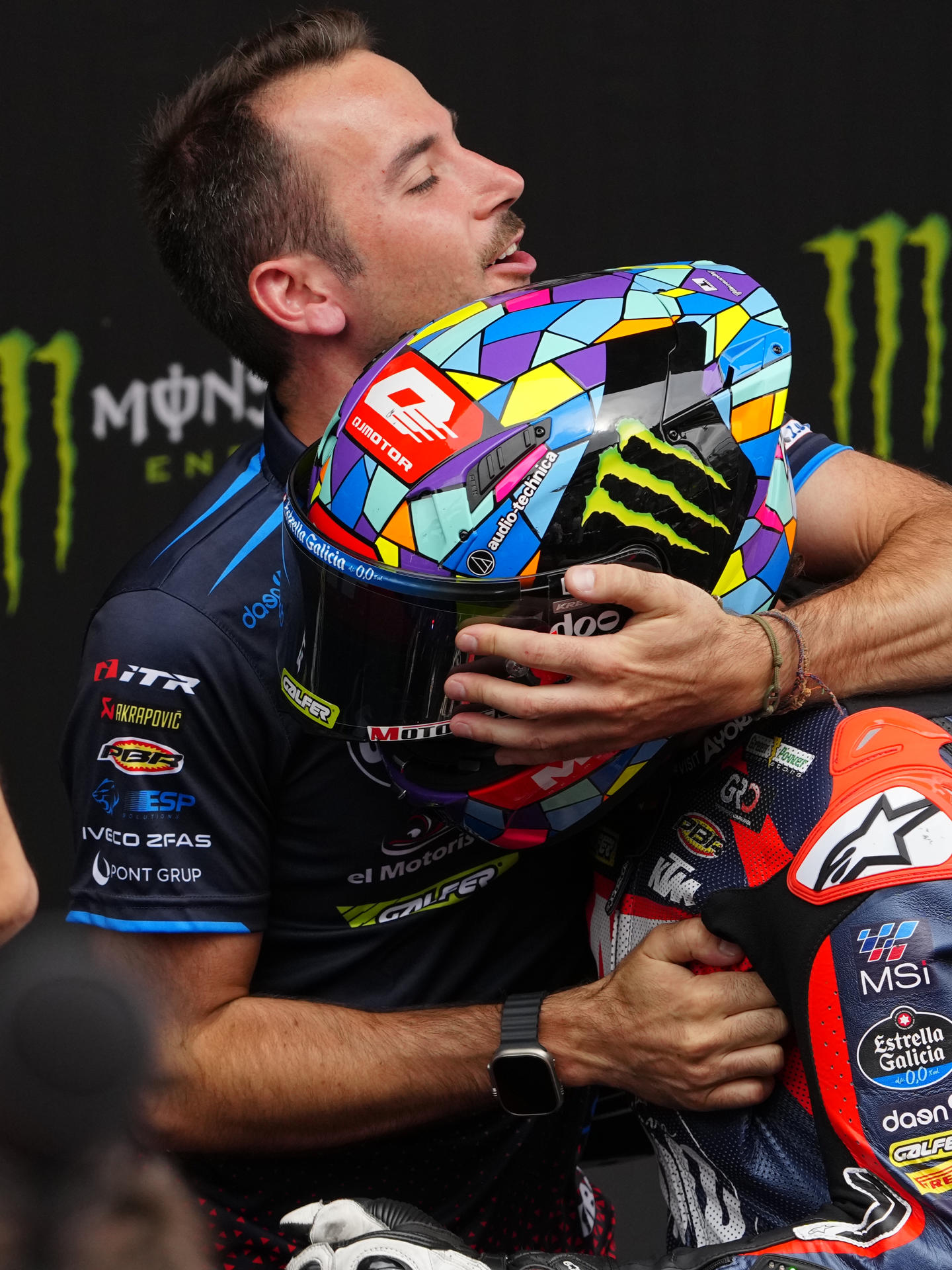 El piloto español de Moto3 Ángel Piqueras celebra su victoria en el Gran Premio de Cataluña, que se disputa en el circuito de Barcelona-Cataluña en Montmeló. EFE/ Enric Fontcuberta