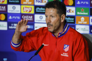 El entrenador del Atlético de Madrid, Diego Pablo Simeone, durante una rueda de prensa en el estadio Metropolitano este lunes, donde mañana el conjunto disputa el partido de Liga de Campeones contra el Eintracht Frankfurt. EFE/Juanjo Martín