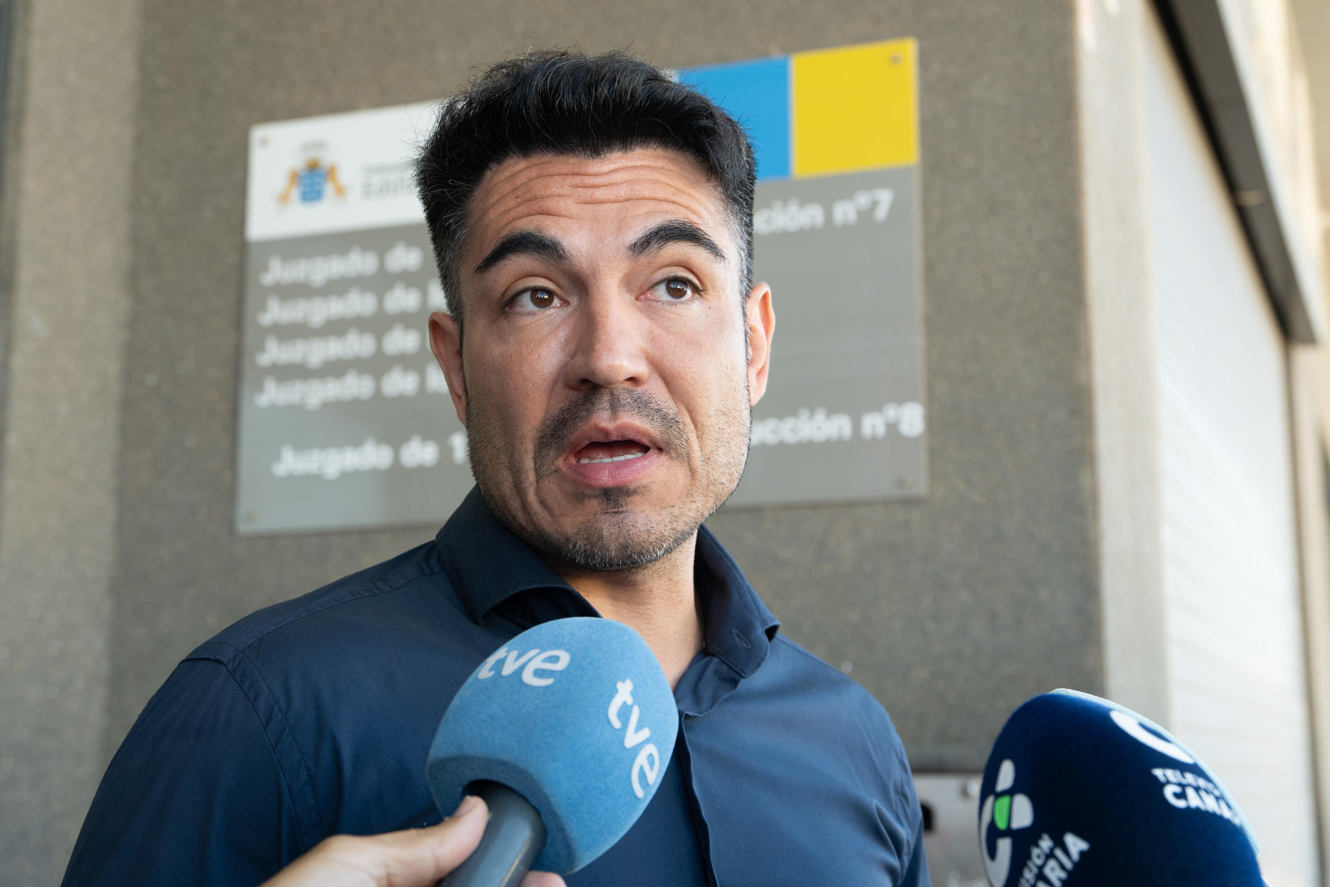 El abogado Alfredo Arrien, hace declaraciones tras la declaración vía telemática realizada por su cliente Nilson Domínguez que ha presentado una querella contra el actor español Rodolfo Sancho al que acusa de intentar dirigir su testimonio en el juicio en Tailandia en el que Daniel Sancho fue declarado culpable de asesinato. EFE/Carlos de Saá
