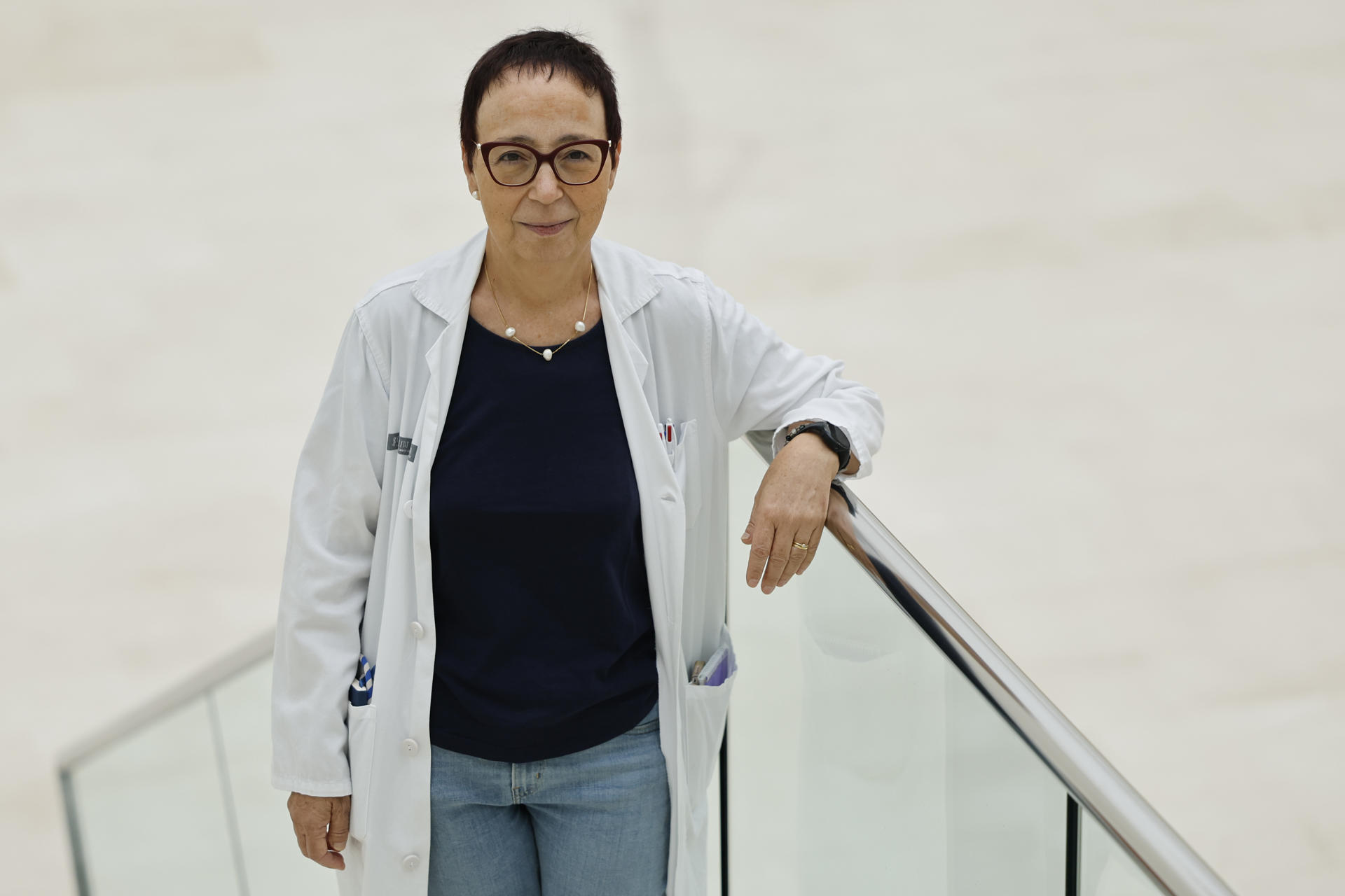 La presidenta de la Sociedad Española de Hematología y Oncología Pediátricas (SEHOP), Adela Cañete, durante la entrevista con EFE en la que ha asegurado que el 84 % de los niños con cáncer en España se cura en la actualidad gracias a los grandes avances médicos y la incorporación de nuevas terapias, y aunque la sanidad pública garantiza que ningún niño deje de ser atendido, la equidad en el acceso a algunos tratamientos aún es "bastante mejorable". EFE/Ana Escobar