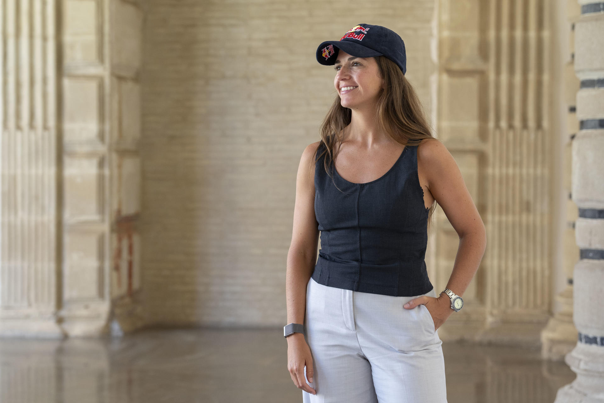 Cristina Gutiérrez, piloto burgalesa campeona del Rally Dakar 2024 en la categoría Challenger, durante la I Jornada de Mujer y Motor, organizada por la Federación Andaluza de Automovilismo (FAA). EFE/Román Ríos
