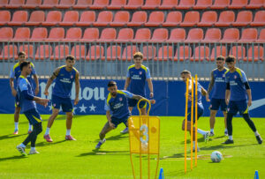 Imagen del entrenamiento de este sábado del Atlético, con Julián Alvarez al fondo. EFE/Víctor Lerena