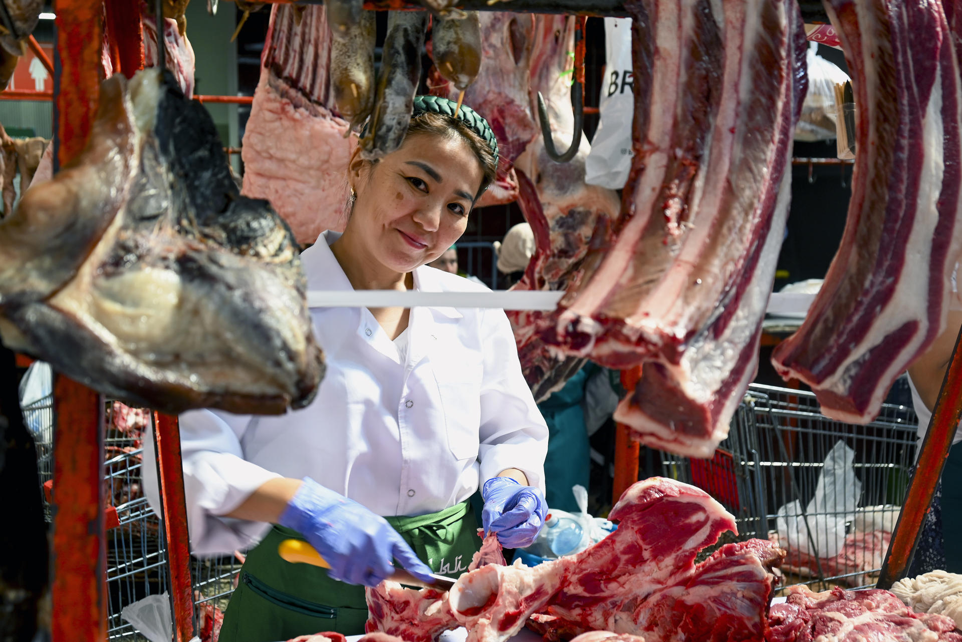 Una trabajadora posa en su puesto de carnicería en el Bazar Verde, como es conocido el principal mercado de la ciudad de Almaty, Kazajistán. EFE/Ignacio Ortega
