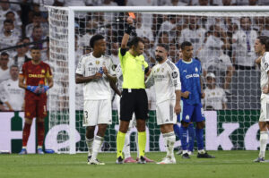 El defensa del Real Madrid Dani Carvajal recibe tarjeta roja durante el partido de la primera jornada de la Liga de Campeones que Real Madrid y Olympique de Marsella disputan en el estadio Santiago Bernabéu. EFE/Daniel González
