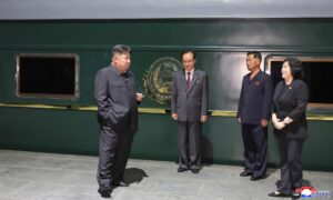 Una foto publicada por la Agencia Central de Noticias de Corea del Norte (KCNA) muestra al líder norcoreano Kim Jong Un (L) de pie junto a su tren privado antes de partir hacia Pekín en Pyongyang, Corea del Norte, 01 de septiembre de 2025 (emitida el 02 de septiembre de 2025). El líder norcoreano partió el 01 de septiembre en su tren privado hacia Pekín para asistir a las celebraciones que marcan el 80 aniversario de la victoria de la Guerra Popular de Resistencia del Pueblo Chino contra la Agresión Japonesa y la Guerra Mundial Antifascista, según Kim Chon Il, director del Departamento de Prensa e Información del Ministerio de Relaciones Exteriores de la RPDC. EFE/EPA/KCNA USO EDITORIAL SÓLO