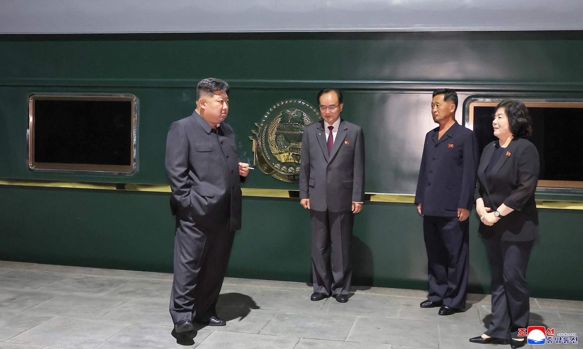 Una foto publicada por la Agencia Central de Noticias de Corea del Norte (KCNA) muestra al líder norcoreano Kim Jong Un (L) de pie junto a su tren privado antes de partir hacia Pekín en Pyongyang, Corea del Norte, 01 de septiembre de 2025 (emitida el 02 de septiembre de 2025). El líder norcoreano partió el 01 de septiembre en su tren privado hacia Pekín para asistir a las celebraciones que marcan el 80 aniversario de la victoria de la Guerra Popular de Resistencia del Pueblo Chino contra la Agresión Japonesa y la Guerra Mundial Antifascista, según Kim Chon Il, director del Departamento de Prensa e Información del Ministerio de Relaciones Exteriores de la RPDC. EFE/EPA/KCNA USO EDITORIAL SÓLO