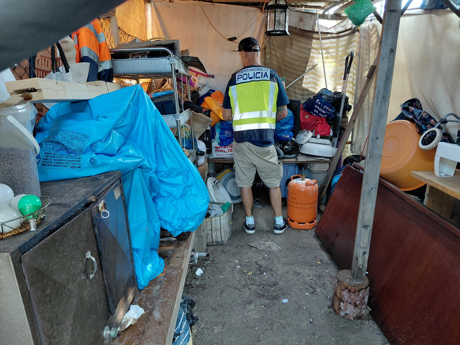 Agentes de la Policía Nacional e inspectores de Vivienda del Govern balear han detectado en una inspección conjunta 11 infraviviendas de tipo chabola, con baños comunes, levantadas en una propiedad en Manacor y por las que cobraban un alquiler a pesar de estar en condiciones insalubres. EFE/Policía Nacional  *****SOLO USO EDITORIAL/SOLO DISPONIBLE PARA ILUSTRAR LA NOTICIA QUE ACOMPAÑA (CRÉDITO OBLIGATORIO) *****
