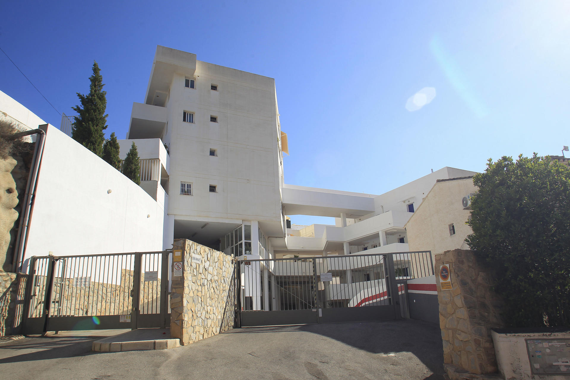 Vista exterior del apartamento del Rincón de Loix en el que una mujer británica de 64 años fue detenida por, presuntamente, matar a una amiga de 66 años estrangulándola con el cable de una aspiradora mientras pasaban unos días en Benidorm, una localidad costera del este de España. Fuentes de la investigación informaron a EFE este jueves de que el crimen ocurrió en la noche del miércoles en un apartamento del Rincón de Loix, un barrio muy frecuentado por los turistas británicos que visitan Benidorm. EFE/ Morell