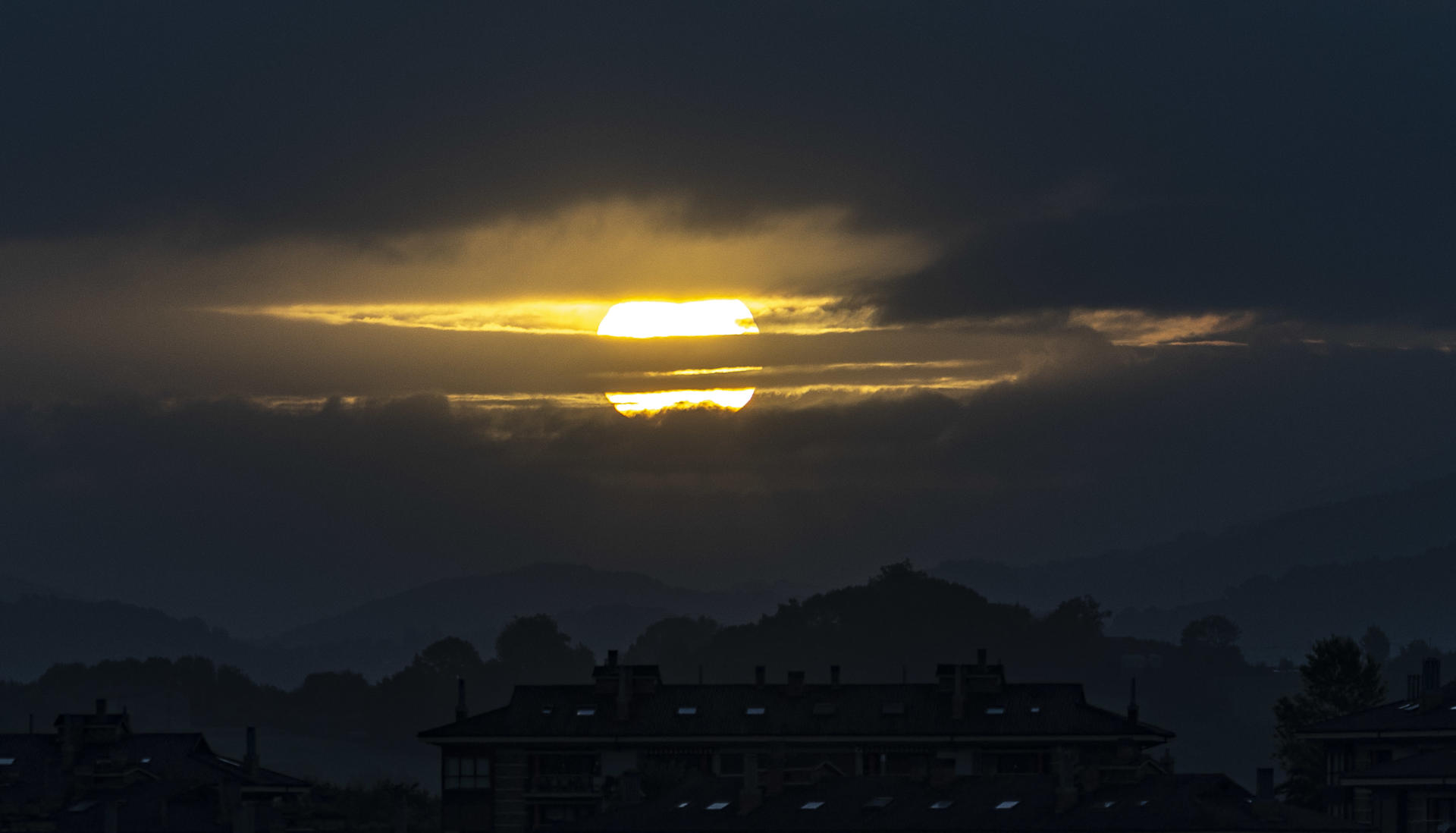 Vista del amanecer en San Sebastián.EFE/Javier Etxezarreta
