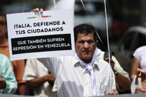 Un hombre fue captado este viernes, 19 de septiembre, al protestar contra la detención de los presos políticos en Venezuela, frente a la embajada de Italia en Caracas. EFE/Miguel Gutiérrez