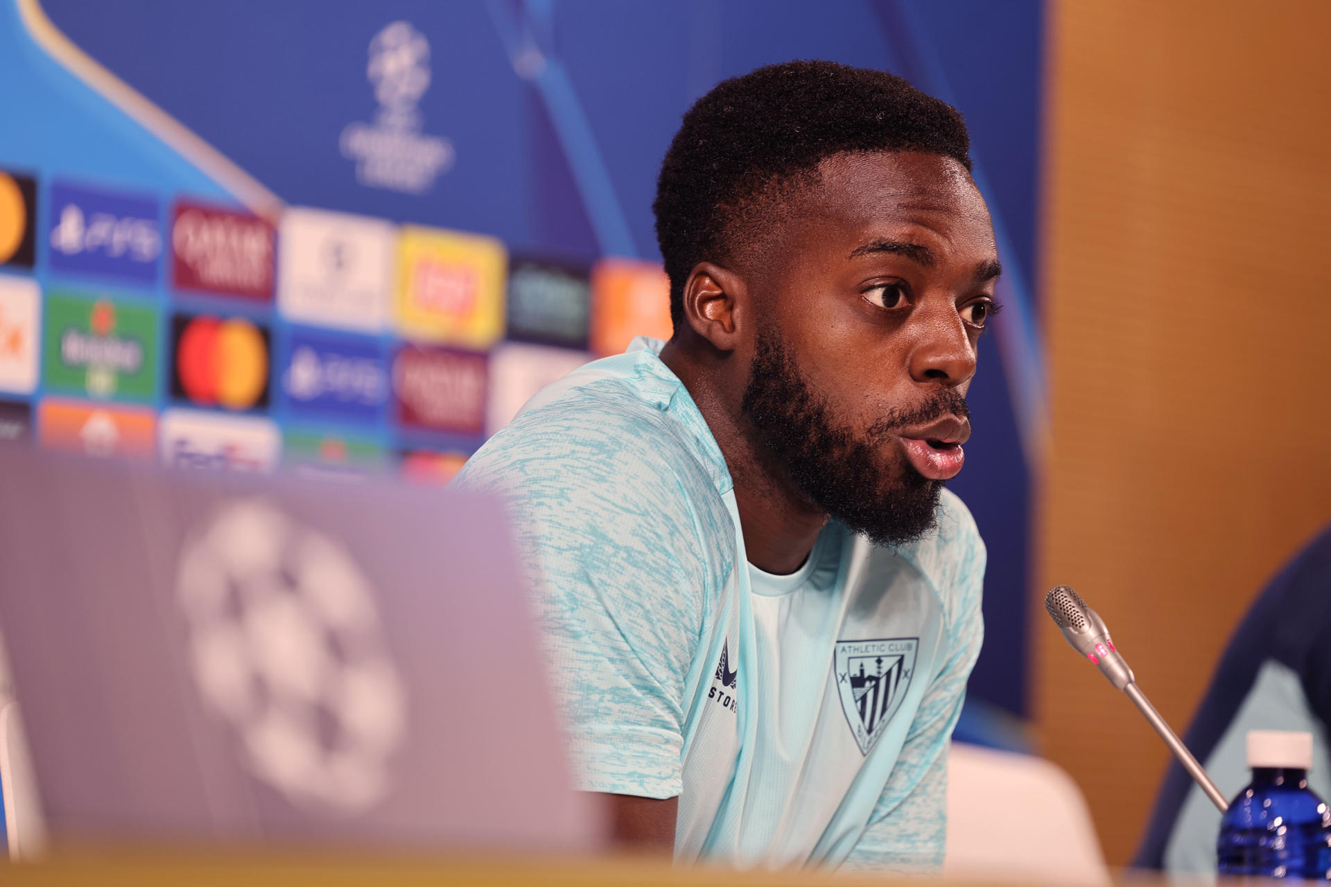 El jugador del Athletic de Bilbao Iñaki Williams en rueda de prensa previa al partido del martes ante el Arsenal en San Mamés, choque de la primer jornada de la Fase de Liga de la Liga de Campeones.EFE/Luis Tejido