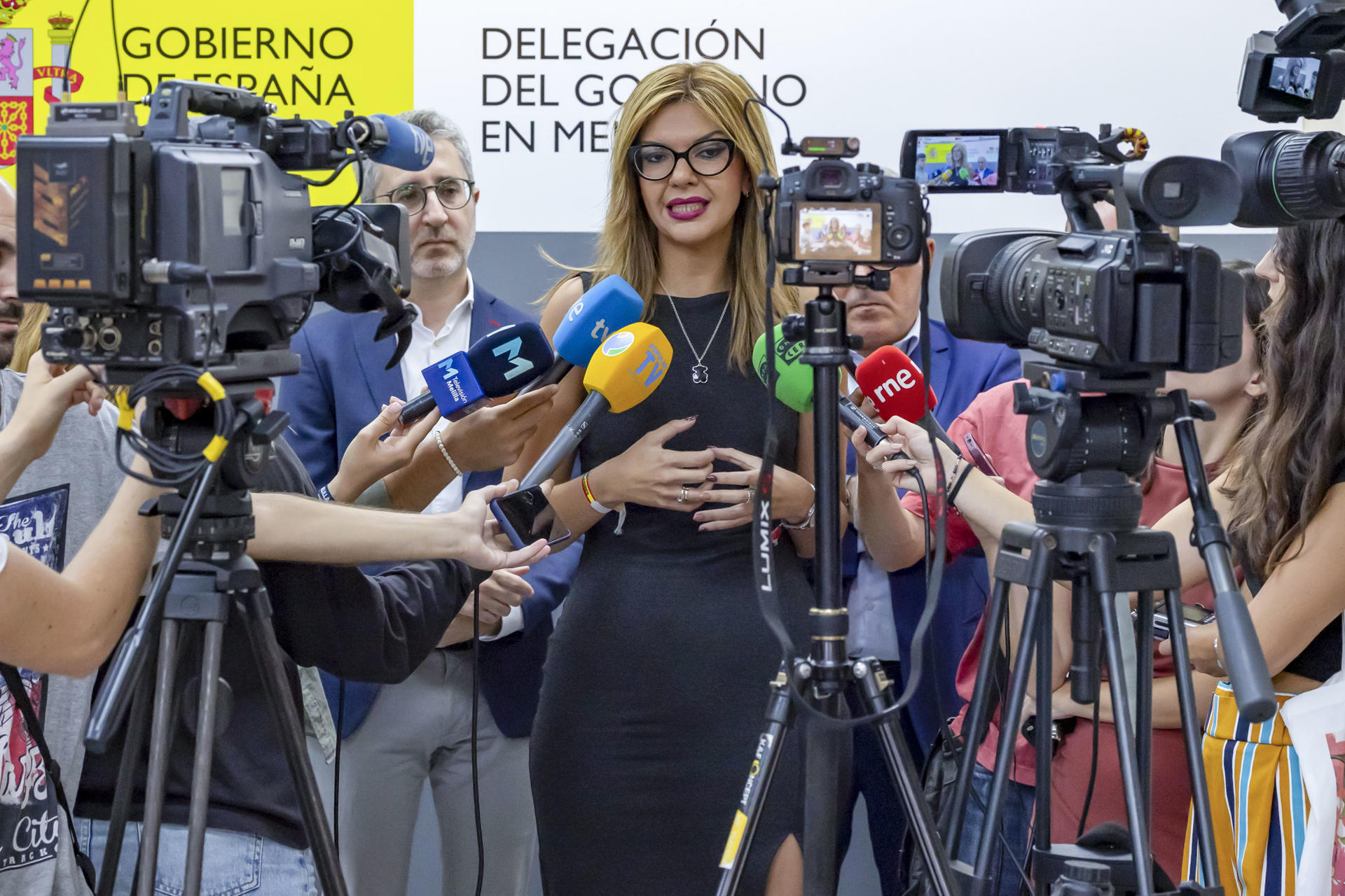 MELILLA, 23/09/2025.- La delegada del Gobierno en Melilla, Sabrina Moh, atiende a los medios en el marco de la firma por parte del Gobierno de los expedientes de tres menores migrantes que serán trasladados a otras comunidades autónomas, los primeros que se llevan a cabo en España en el procedimiento de reubicación y que deberán ser materializados en un plazo de cinco días naturales, este martes en Melilla. EFE/ Giner