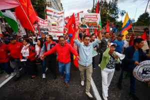 Fotografía del 11 de septiembre de 2025 de personas en una marcha contra el Gobierno del presidente de Ecuador, Daniel Noboa, en Quito (Ecuador). EFE/ José Jácome