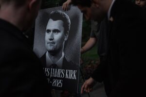 Miembros del Club de Jóvenes Republicanos de Nueva York sostienen un retrato de Charlie Kirk durante una vigilia por el activista conservador estadounidense y fundador de Turning Point en Nueva York (EE.UU.). EFE/EPA/OLGA FEDOROVA