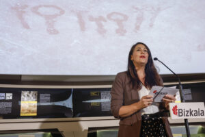 La diputada foral de Euskera, Cultura y Deportes, Leixuri Arrizabalaga, y la alcaldes de Gamiz-Fika (Bizkaia), Ana Rubio (d), interviene este miércoles en Bilbao durante la presentación de Erlapiku, un nuevo yacimiento con arte rupestre prehistórico en Bizkaia, así como de nuevas imágenes localizadas en Armintxe. EFE/ Miguel Toña